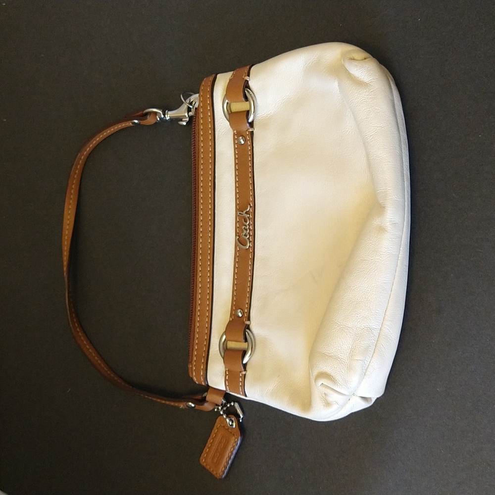 VGUC. Coach leather wristlet.
